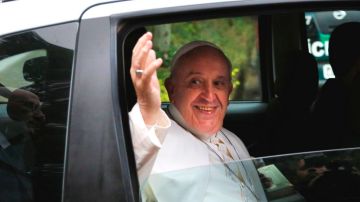 El Papa Francisco se transportó en un automóvil sencillo hasta el lugar donde tomó el avión que lo llevó a Aparecida.