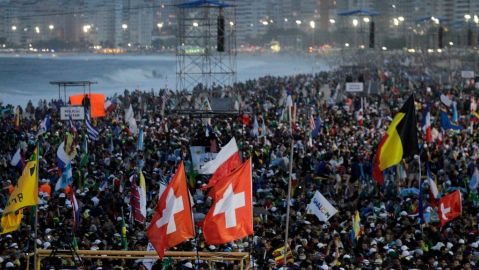 Pese al mal clima una multitud de más de 500,000 personas acudieron a la misa de la inauguración de la JMJ.