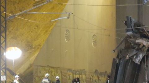 Los servicios de emergencia sanitaria junto a las vías tras el accidente del tren Alvia que cubría la ruta entre Madrid y Ferrol.
