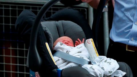 Kate y William presentaron el martes a su primer hijo, a quien lo han nombrado Jorge Alejandro Luis.