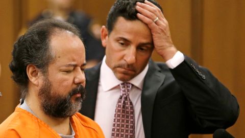 Ariel Castro (izq.), junto a su abogado defensor Craig Weintraub.