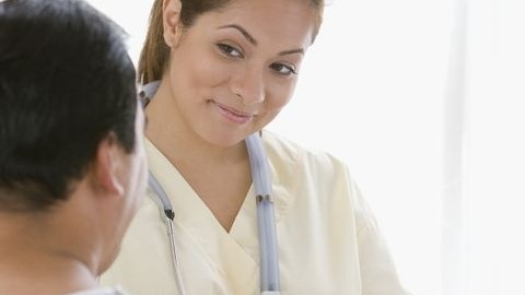 El principal  documento que una persona necesitará para inscribirse en un seguro de salud es su tarjeta del seguro social.