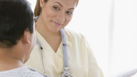 El principal  documento que una persona necesitará para inscribirse en un seguro de salud es su tarjeta del seguro social.