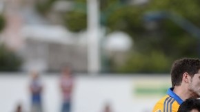 Uvaldo Luna de Tigres, es anticipado por un defensor de Cruz Azul Hidalgo en una acción del partido efectuado en el Estadio 10 de Diciembre.