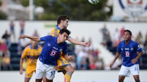 Uvaldo Luna de Tigres, es anticipado por un defensor de Cruz Azul Hidalgo en una acción del partido efectuado en el Estadio 10 de Diciembre.
