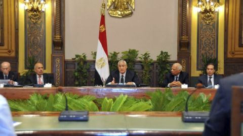 El presidente interino, Adli Mansur (c), mientras preside la primera reunión para analizar el proceso de reconciliación nacional, en El Cairo.