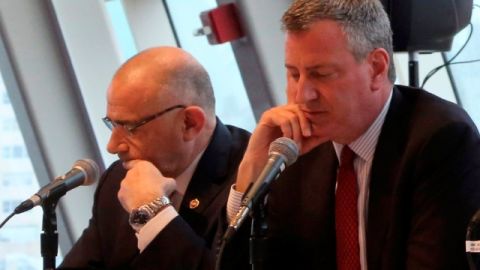 Sal Albanese (izq.) y Bill de Blasio (der.) criticaron fuertemente a Weiner.