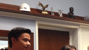 Dos jóvenes indocumentados le llevaron melones a Steve King a su oficina, y el testimonio de su rechazo a los insultos del congresista.