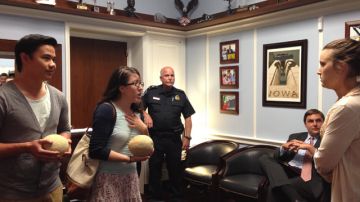 Dos jóvenes indocumentados le llevaron melones a Steve King a su oficina, y el testimonio de su rechazo a los insultos del congresista.