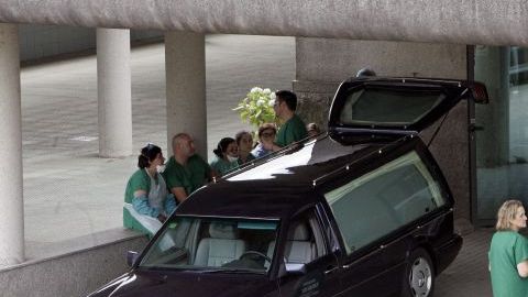 Médicos forenses descansan en el exterior del Hospital Clínico Universitario de Santiago.