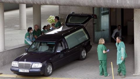 Médicos forenses descansan en el exterior del Hospital Clínico Universitario de Santiago.