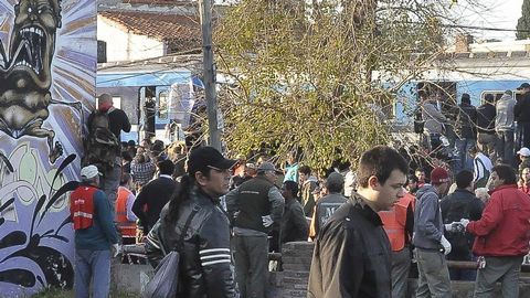 Socorristas atienden a los heridos en el accidente de trenes en Castelar, Argentina, reportado el pasado 14 de junio.