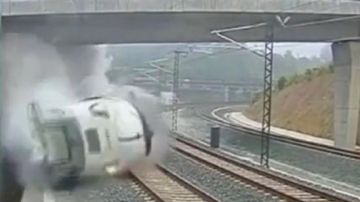 Imagen sacada del video que muestra el tren cuando se descarriló luego de tomar una curva a toda velocidad.