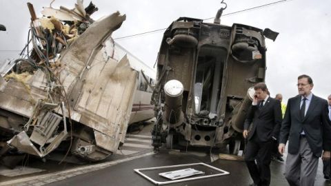 El presidente del gobierno español, Mariano Rajoy (der), visitó, junto al presidente de Galicia, Alberto Núñez Feijóo (izq.), el lugar del accidente en Santiago de Compostela.