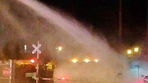 Bomberos trabajaron durante la noche para contener el combustible derramado por el tren que se descarriló en el Puerto de Tampa.