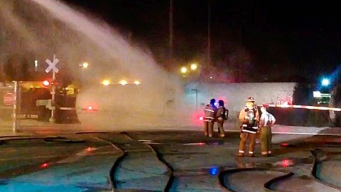 Bomberos trabajaron durante la noche para contener el combustible derramado por el tren que se descarriló en el Puerto de Tampa.