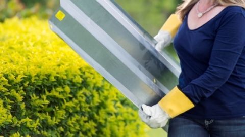 Se pueden colocar contraventanas sobre ventanas y puertas o use cubiertas como madera contrachapada.