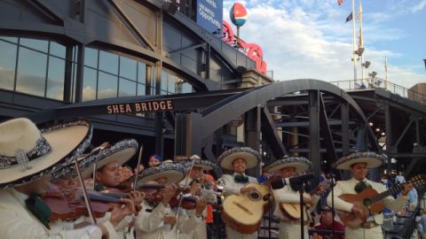 La Academia de Mariachis de Nueva York deleitó a los aficionados en el Citi Field de Queens.