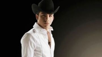 Julio Reyes promociona sus sencillos "Recompensa" y "No inventes", nombre que también lleva el disco.