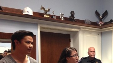 Dos estudiantes indocumentados entregan un par de melones a la secretaria del representante Steve King.