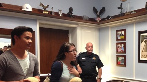 Dos estudiantes indocumentados entregan un par de melones a la secretaria del representante Steve King.