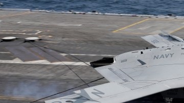 El avión no tripultado X47-B aterriza en el portaaviones George H.W. Bush.
