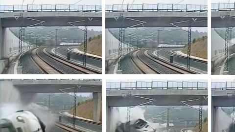 Una cámara de seguridad captó el momento del descarrilamiento del tren en Santiago de Compostela.
