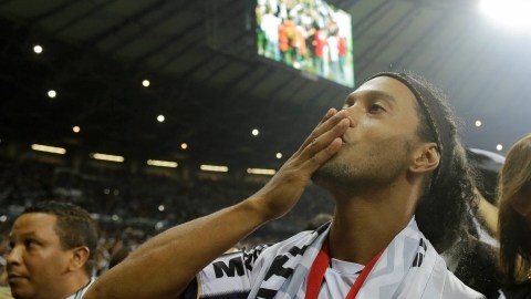 El talentoso y veterano Ronaldinho Gaucho lanza un beso a la afición luego que el Atlético Mineiro ganara la Copa Libertadores ante Olimpia.