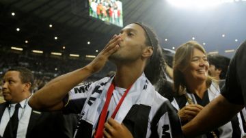 El talentoso y veterano Ronaldinho Gaucho lanza un beso a la afición luego que el Atlético Mineiro ganara la Copa Libertadores ante Olimpia.