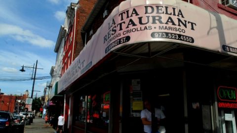 'La Tía Delia' para empezar el día por Paterson, con chicharrón, camote y tamal.