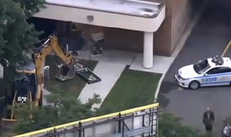 Una parte de la pared quedó destruida por el impacto de la máquina.