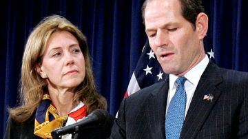 Spitzer se vio obligado a renunciar al puesto de gobernador de Nueva York en marzo de 2008. En la foto, con su esposa Silda.