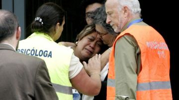 Varios psicólogos junto a los familiares de la joven mexicana Yolanda Delfín Ortega, una de las víctimas del accidente.