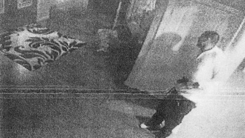 Esta es una de las fotos que muestra a Aarón Hernández con el arma de fuego a la altura de la cintura.