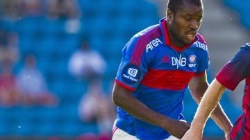 El delantero del Barcelona, Lionel Messi, disputa el esférico con Fegor Ogude, del Valerenga, equipo de la Primera Vivisión de Noruega