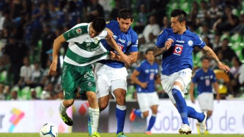 Oribe Peralta conduce el esférico ante la marca de dos defensas de La Máquina en la cancha del Estadio TSM Corona.