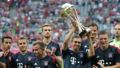 El capitán del Bayern Munich Philipp Lahm levanta la Copa que su equipo ganó al derrotar 2-0 a Barcelona en el pasado cotejo amistoso. Ahora chocarán con el Dortmund al que venció en la final de la Champions League.