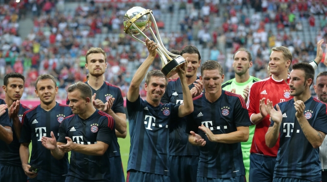 El capitán del Bayern Munich Philipp Lahm levanta la Copa que su equipo ganó al derrotar 2-0 a Barcelona en el pasado cotejo amistoso. Ahora chocarán con el Dortmund al que venció en la final de la Champions League.