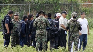 Agentes federales son trasladados al municipio de Lázaro Cárdenas, en Michoacán, luego de resultar heridos durante una emboscada por presuntos narcotraficantes.