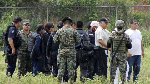 Agentes federales son trasladados al municipio de Lázaro Cárdenas, en Michoacán, luego de resultar heridos durante una emboscada por presuntos narcotraficantes.