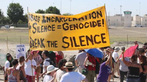 Manifestantes repudian las condiciones de encarcelamiento en solitaria frente a la cárcel de Corcorán en California.