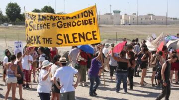 Manifestantes repudian las condiciones de encarcelamiento en solitaria frente a la cárcel de Corcorán en California.