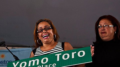 Su hija y cientos de fanáticos asistieron a la puesta de la placa en El Bronx.