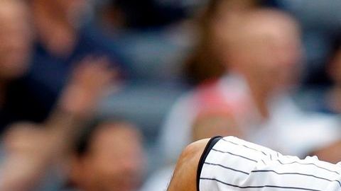El capitán de los Yankees Derek Jeter conectó un jonrón al primer lanzamiento que le hicieron el domingo.