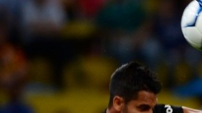 Mauro Boselli, autor del primer gol del León, intenta rematar de cabeza ante dos defensores rojinegros.