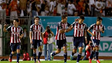 Ángel Zaldívar  (centro) es felicitado por un compañero luego de marcar el tanto del empate rojiblanco en tierras chiapanecas.