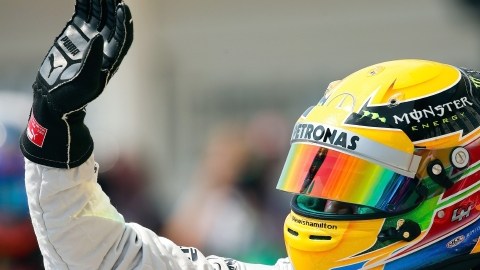 El británico  Lewis Hamilton saluda al público luego de ganar la pole en la ronda clasificatoria del GP de Hungría.