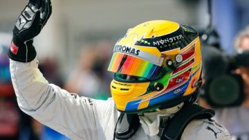 El británico  Lewis Hamilton saluda al público luego de ganar la pole en la ronda clasificatoria del GP de Hungría.