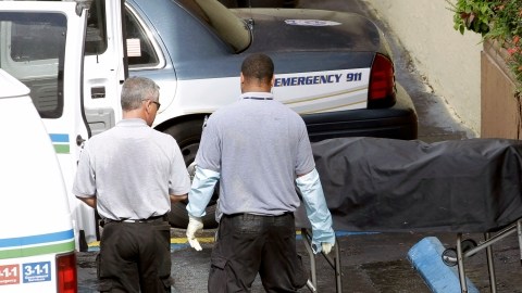 La Policía retira el cadaver de una de las seis víctimas de un tiroteo ayer en Hialeah.