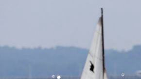 Una embarcación de los bomberos participa en la búsqueda del pasajero del bote que chocó en el río Hudson.